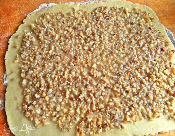 Нанести всю начинку не до краёв.