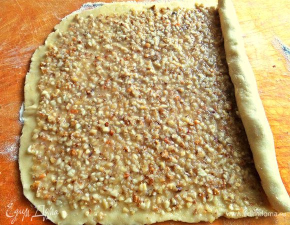 Так как эти рулеты из разряда "толстенькие",начала скручивать его сбоку.