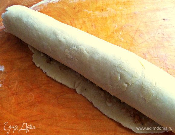 Скручиваем,прячем шов снизу, закрываем края.