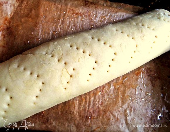 Переносим в форму со смазанным пергаментом, накалываем вилкой.