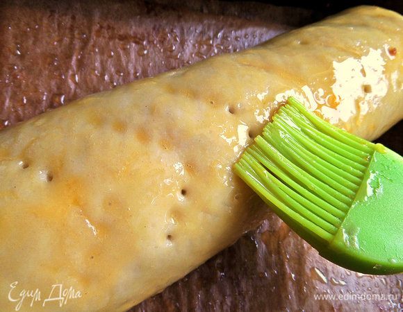 Смазываем верх оставшейся половинкой желтка и отправляем в разогретую духовку до 180°С на 20 минут.