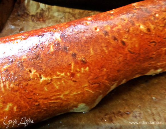 Рулет должен получиться сильно румяным.