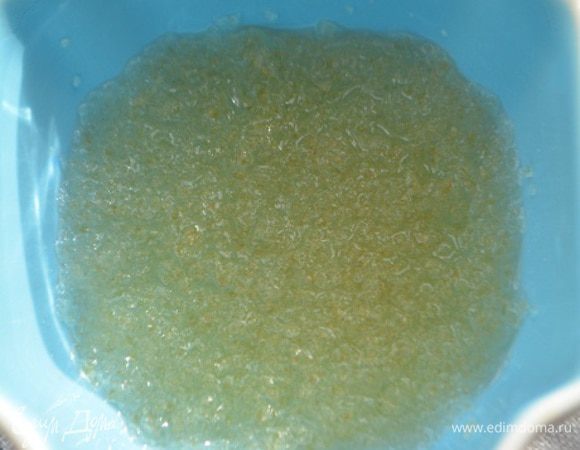 Желатин замочить в холодной воде.