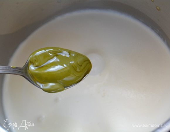 В сотейник вылить молоко и сливки, довести до кипения. Добавить сахар и фисташковую пасту. Размешать до однородности. Снять с огня. И ввести разбухший желатин. Мешать до растворения желатина.