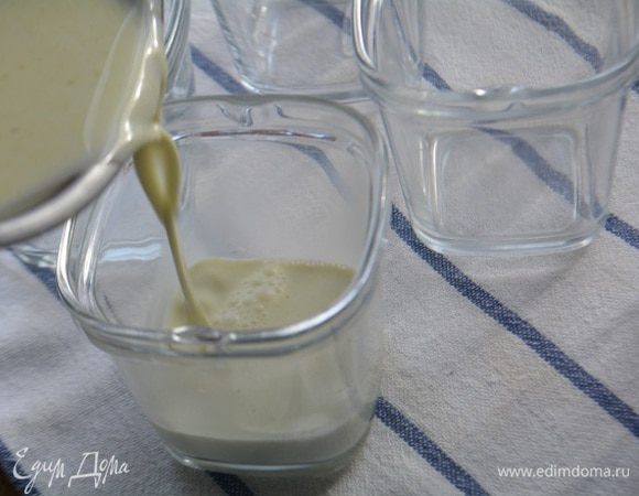 Разлить по креманкам. Выход 2 полных стаканчика по 150 г.