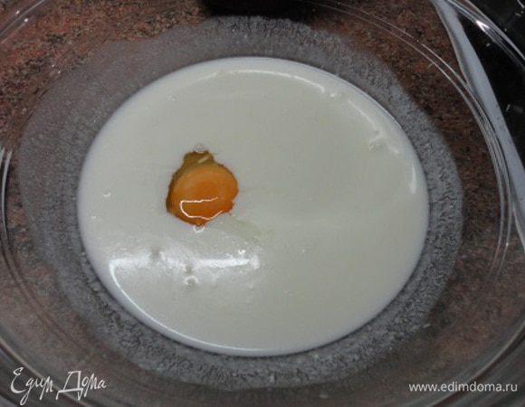 Смешать теплое молоко с растопленным сливочным маслом, сахаром, солью и яйцом. Размешать, чтобы растворился сахар.