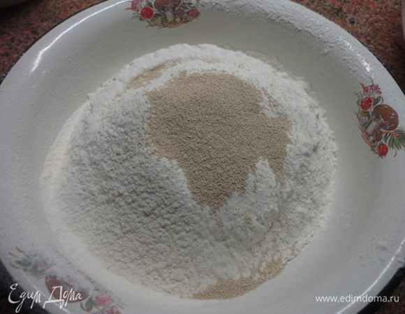 Муку просеять и смешать с сухими дрожжами.