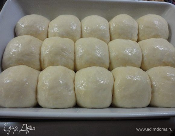 Смазать молоком или яйцом и выпекать 20 минут.