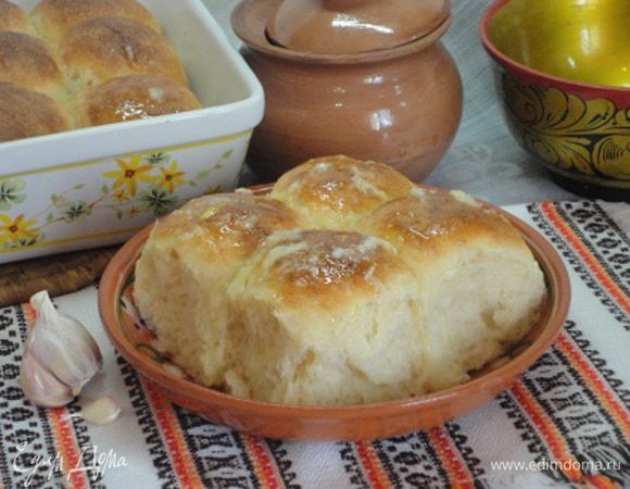 Подавая на стол, полейте пампушки чесночным соусом.