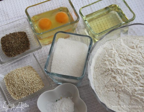 Понадобится 335 г муки, 110 г сахара, 90 г растительного масла, разрыхлитель 1 ч.л., семена аниса 2 ст.л., щепотка соли, семена белого кунжута 2 ст.л., 2 яйца.
