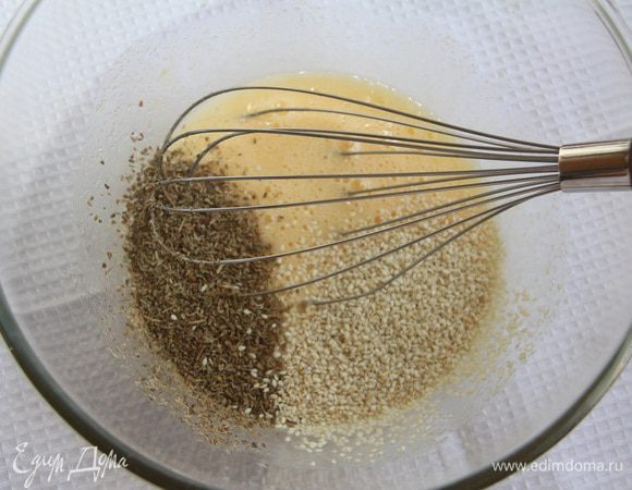 Слегка взбить венчиком яйца с сахаром, добавить масло, анис, кунжут.