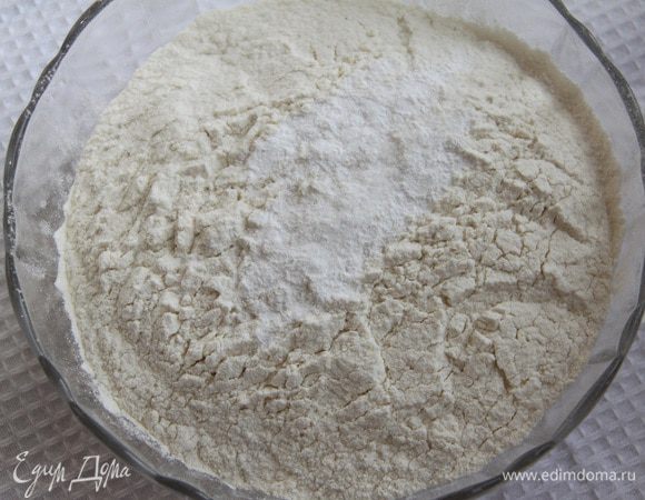Муку просеять с разрыхлителем и солью.