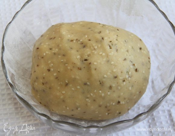 Соединить яичную смесь с мукой, замесить тесто. Завернуть тесто в пленку, убрать в морозилку на полчаса.