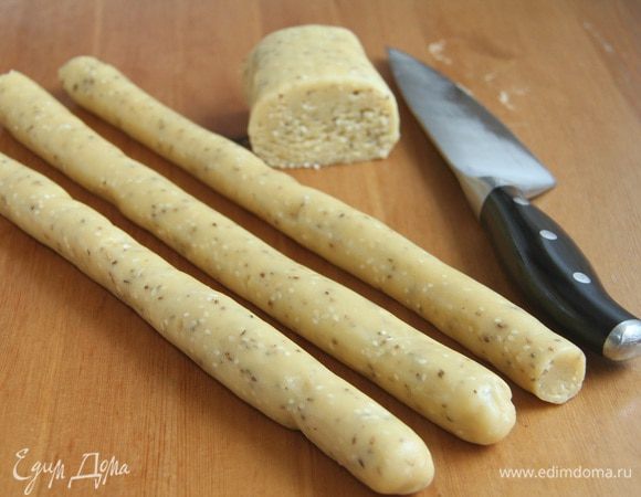 Разделить тесто на куски, из каждого куска раскатать жгутики толщиной с палец.