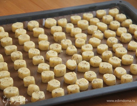 Нарезать на небольшие кусочки. В этот раз получилось 100 печенек.