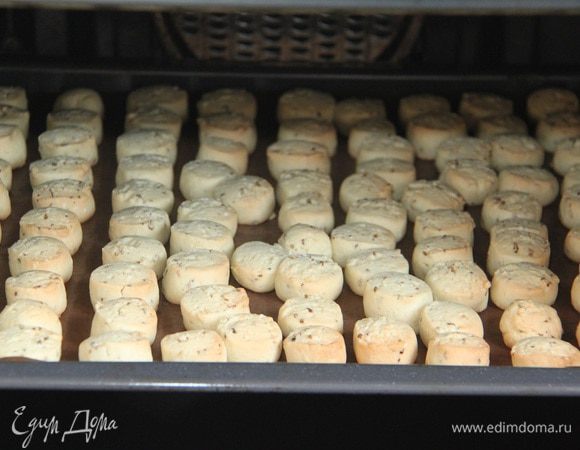 Выпекать в предварительно разогретой духовке при 180°С 15 минут.
Приятного чаепития!