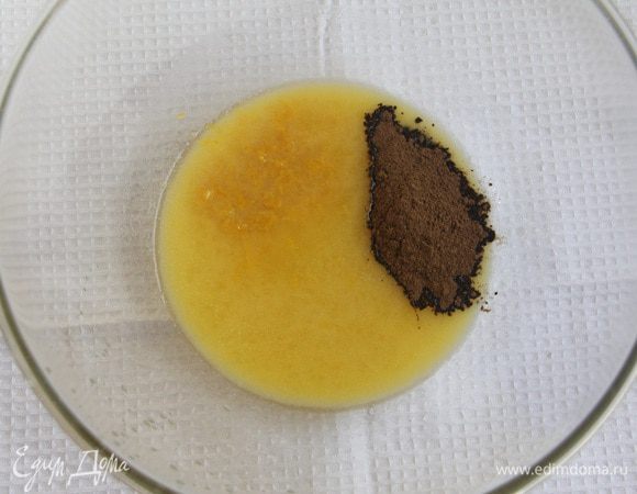 Растопить масло (можно в СВЧ), добавить мёд, цедру лимонов, корицу.