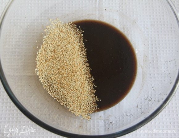 Добавить кунжут к масляной смеси.
