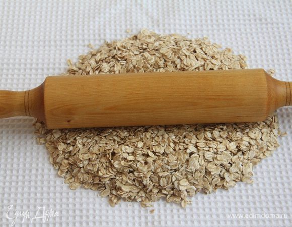 Овсяные хлопья выложить на полотенце и прокатать скалкой. Если используете хлопья быстрого приготовления, думаю, можно этот шаг пропустить.