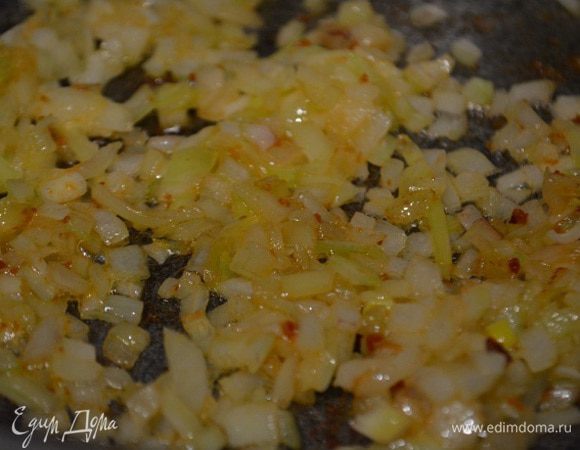 В это масло высыпать порезанный лук кубиками и обжарить до мягкости 3 минуты.