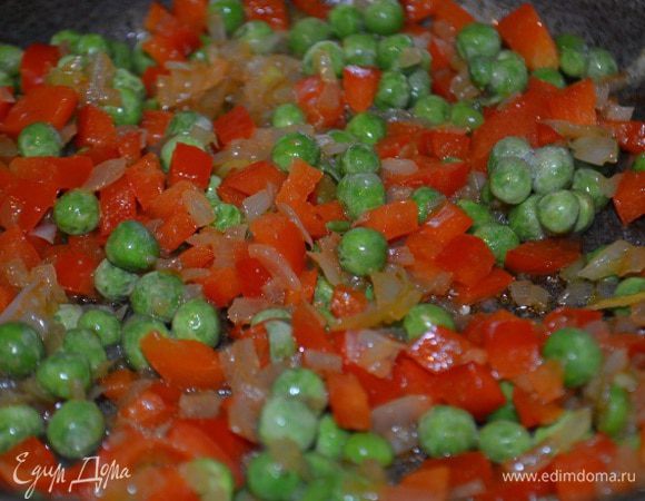 Добавить замороженный горошек и жарить еще 3 минуты.