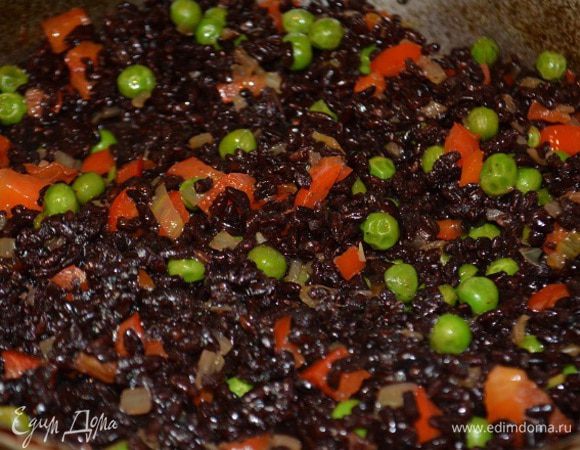 Черный рис отварить как указано на упаковке и добавить к овощам. Перемешать, посолить и поперчить.