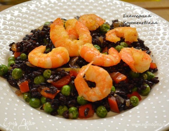 Выложить рис с овощами на блюдо и сверху украсить обжаренными креветками. Приятного аппетита!