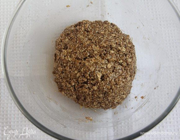 Добавить овсяные хлопья в смесь. Замесить тесто.