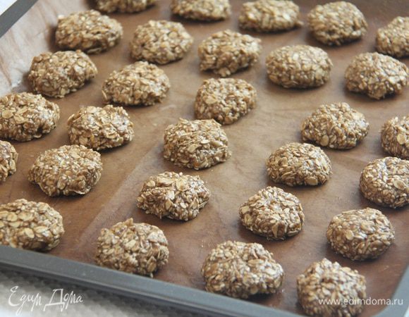 Десертной ложкой распределить тесто на порции. Помогать формировать печенье руками, смачивая руки водой.
Выпекать при 180°С 15 минут. Остудить на противне, затем переложить на блюдо.