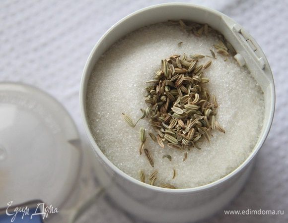 Сахар с фенхелем измельчить в кофемолке. Добавить к муке.