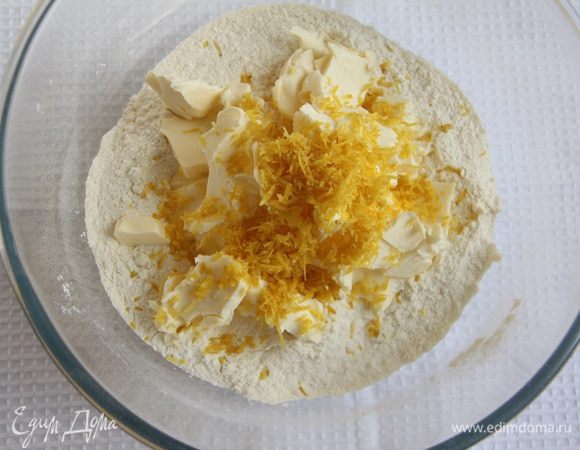 Добавить размягчённое сливочное масло и цедру лимонов.