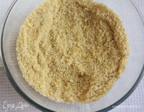 Перемешивать миксером до состояния однородной масленой крошки.