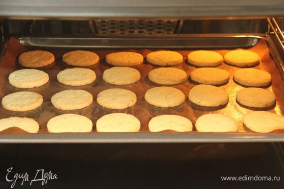 Выложить печенье на противень, выпекать при 180°С 15 минут. Дать печенью полностью остыть.