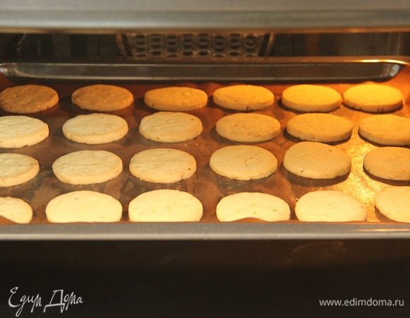Выложить печенье на противень, выпекать при 180°С 15 минут. Дать печенью полностью остыть. 