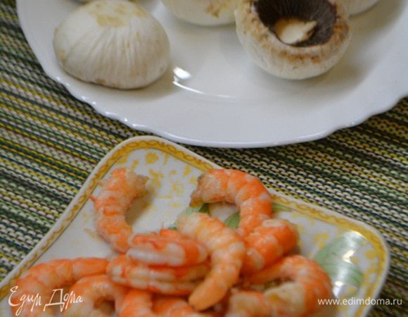 Шампиньоны помыть, обсушить бумажным полотенцем и удалить ножки. Креветки отварить и очистить. В этот раз я их очистила и припустила на сковороде вместе с шампиньонами на оливковом масле до подрумянивания.