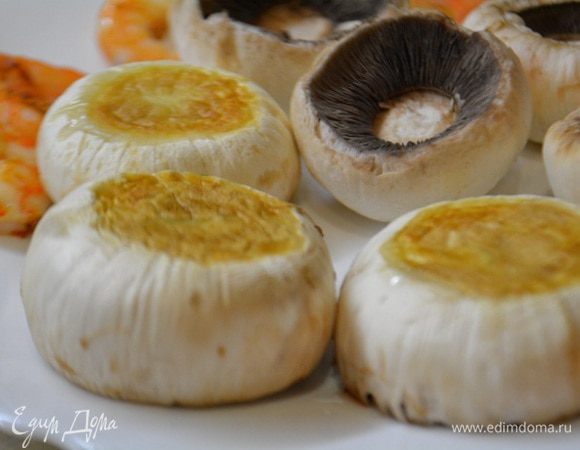 Грибы перевернуть на тарелку и остудить.