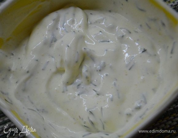 Делаем соус:смешать сметану, майонез, чеснок через пресс, измельченный укроп и свежемолотый перец.