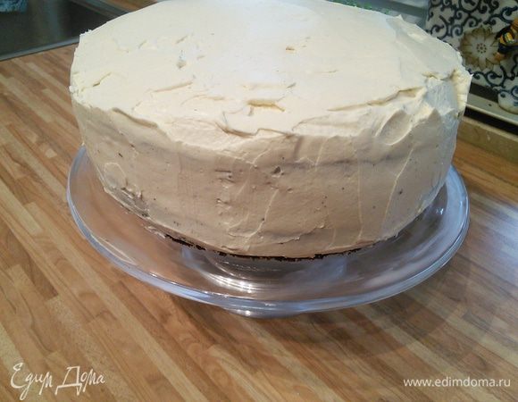 Смазать кремом торт со всех сторон. Поставить в холодильник. 