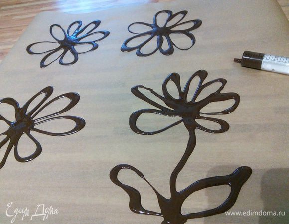 Теперь займемся декорацией. И конечно же посоветую заняться ей именно сейчас, когда торт готов, а не раньше, как это сделала я, ещё не имея представление о высоте торта. Я употребила готовую глазурь, шприц и пекарскую бумагу. Всё оказалось очень просто)). Дать глазури полностью остыть и затвердеть. 