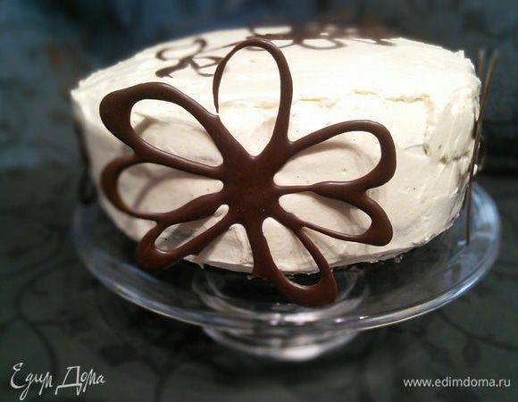 Остаётся украсить и поставить торт в холодильник до употребления. 