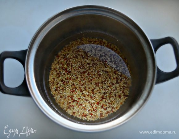 Киноа лучше предварительно замочить в холодной воде на несколько часов (правда, в этот раз я этого не делала). Таким образом, можно избавиться от неприятного горьковатого вкуса, который появляется у готового продукта из-за сапонинов, вкус киноа будет более мягким. После того, как крупу промыли, ее можно отваривать. Для этого киноа необходимо залить водой в соотношении 1 к 2 и поставить на огонь. После закипания воды, киноа рекомендуется варить на медленном огне в течение пятнадцати минут.