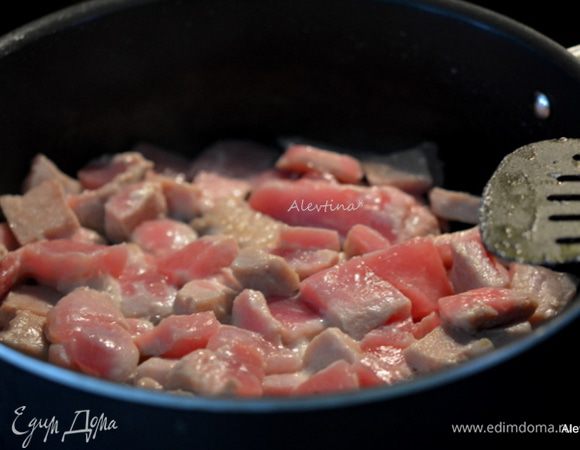 Мякоть свинины или свиные котлеты без косточки по резать кубиками. Обжарить на сковороде с растительном масле до коричневого цвета.