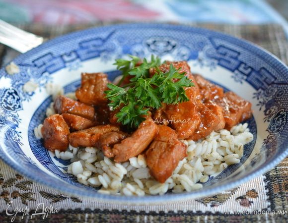 Добавить сливки, довести до кипения, помешивать. Снять с огня и подавать с готовым горячим гарниром. Приятного аппетита.
