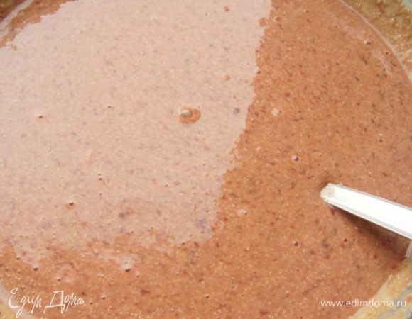 Смешать обе смеси, посолить, поперчить. Постоянно помешивая всыпать манную крупу. Оставить на 10 минут. Духовку разогреть до 180°С. Вылить печеночное тесто в форму, смазанную растительным маслом. Запекать 25 минут. Если форма маленькая и высокая, время немного увеличить.