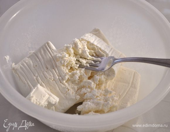 Творог разминаем вилкой.
