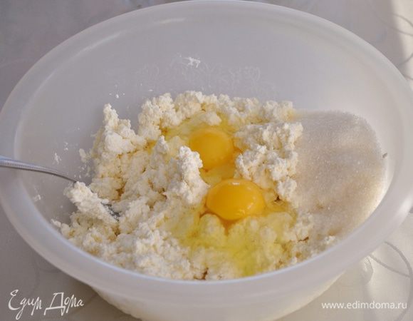 Добавляем яйца, сахар, тщательно перемешиваем.