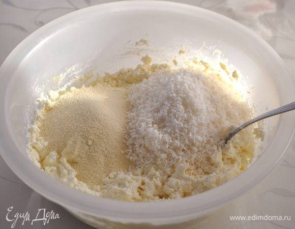 Затем добавляем манку и кокосовую стружку, перемешиваем.
