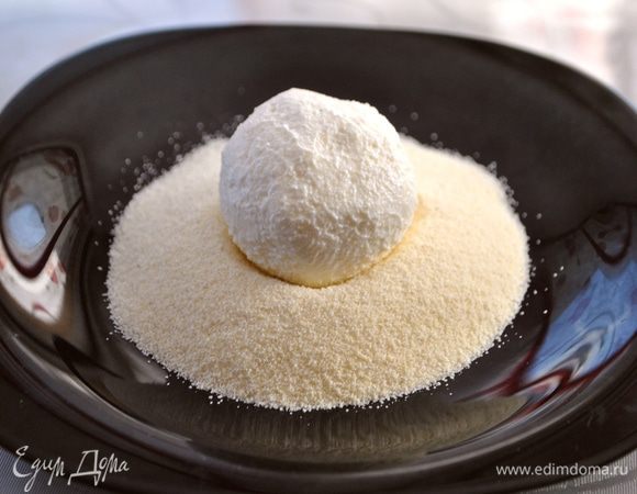 В тарелку насыпаем манку 4-5 ст. л. (ее количество не указано в ингредиентах). Мокрыми руками формируем небольшой шарик, кладем его в манку и прижимаем рукой, что бы получилась лепешка средней толщины. Переворачиваем на другую сторону.