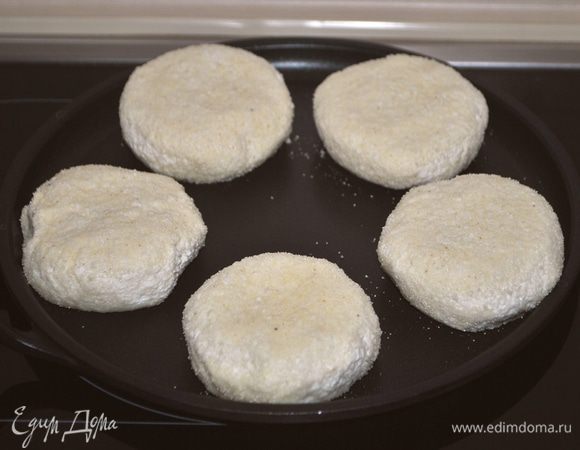 Обжариваем до золотистого цвета, на среднем огне, на сухой сковороде с антипригарным покрытием. Если сковорода обычная, то на небольшом количестве масла.