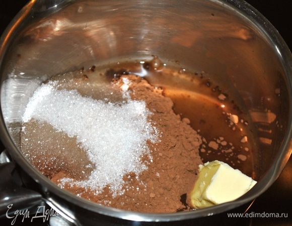 Пока сырники жарятся готовим шоколадный соус. Смешиваем сахар, какао, воду, масло.